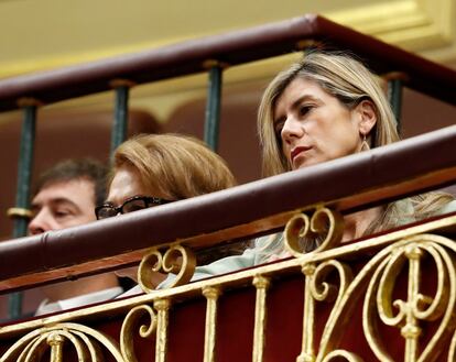 Begoña Gómez (derecja), esposa del candidato socialista a la Presidencia del Gobierno, Pedro Sánchez, este martes en el Congreso.