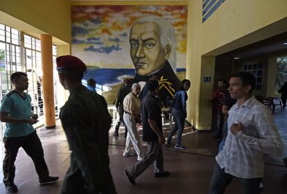 Venezolanos llegan a un centro electoral de Caracas, el 20 de mayo de 2018.