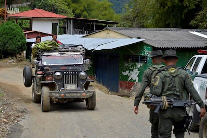 Polic&iacute;as patrullan en el municipio de Trujillo, en el Cauca. 