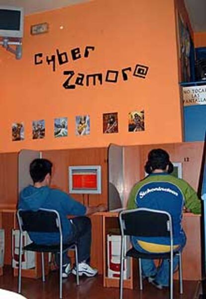 Jóvenes chateando en un cibercafé zamorano