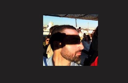 Domingo por la tarde. Azotea del Círculo de Bellas Artes de Madrid. Unos amigos quedan para planificar las vacaciones de verano. "Para celebrarlo decidimos hacernos unas fotos para que fueran las primeras del viaje", cuenta Manuel Usano. "El sol no me dejaba mirar a cámara y, como no tenía gafas, usé este truco: me pareció muy gracioso, pues daba la sensación de que no quería ser reconocido...". Los amigos brindaron luego con Aperol Spritz por su próximo crucero por el Báltico.