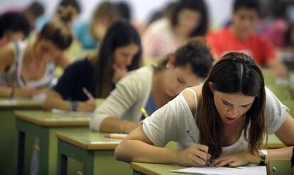 Alumnas de la Comunidad Valenciana haciendo la prueba de la selectividad para acceder a la Universidad. 