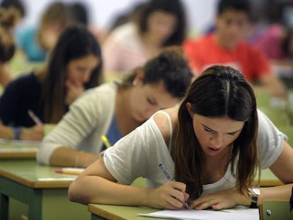 Alumnas de la Comunidad Valenciana haciendo la prueba de la selectividad para acceder a la Universidad.