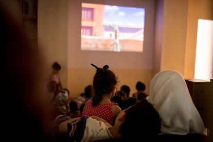 Los niños ven una película en farsi en el salón principal. Esta iniciativa, liderada por una activista y voluntaria española, ha logrado crear un programa que mantiene a los niños ocupados todo el día con cine, clases de gramática o educación física.