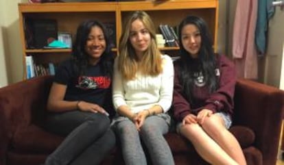 Elena Monge en el centro junto a sus dos compañeras de habitación en una de las residencias de Harvard.