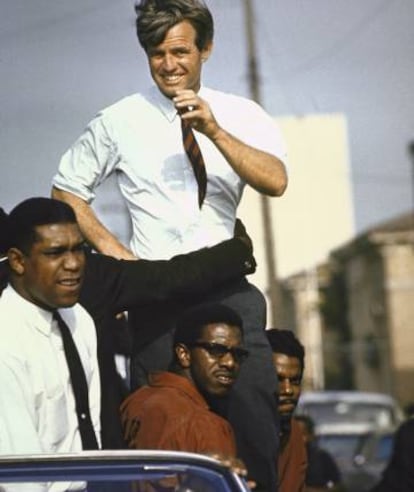 Un relativamente joven Robert Kennedy (43 años), haciendo campaña para las primarias a candidato demócrata en 1968. Ganó al otro aspirante, Eugene McCarthy, pero fue asesinado después de dar su discurso de la victoria.