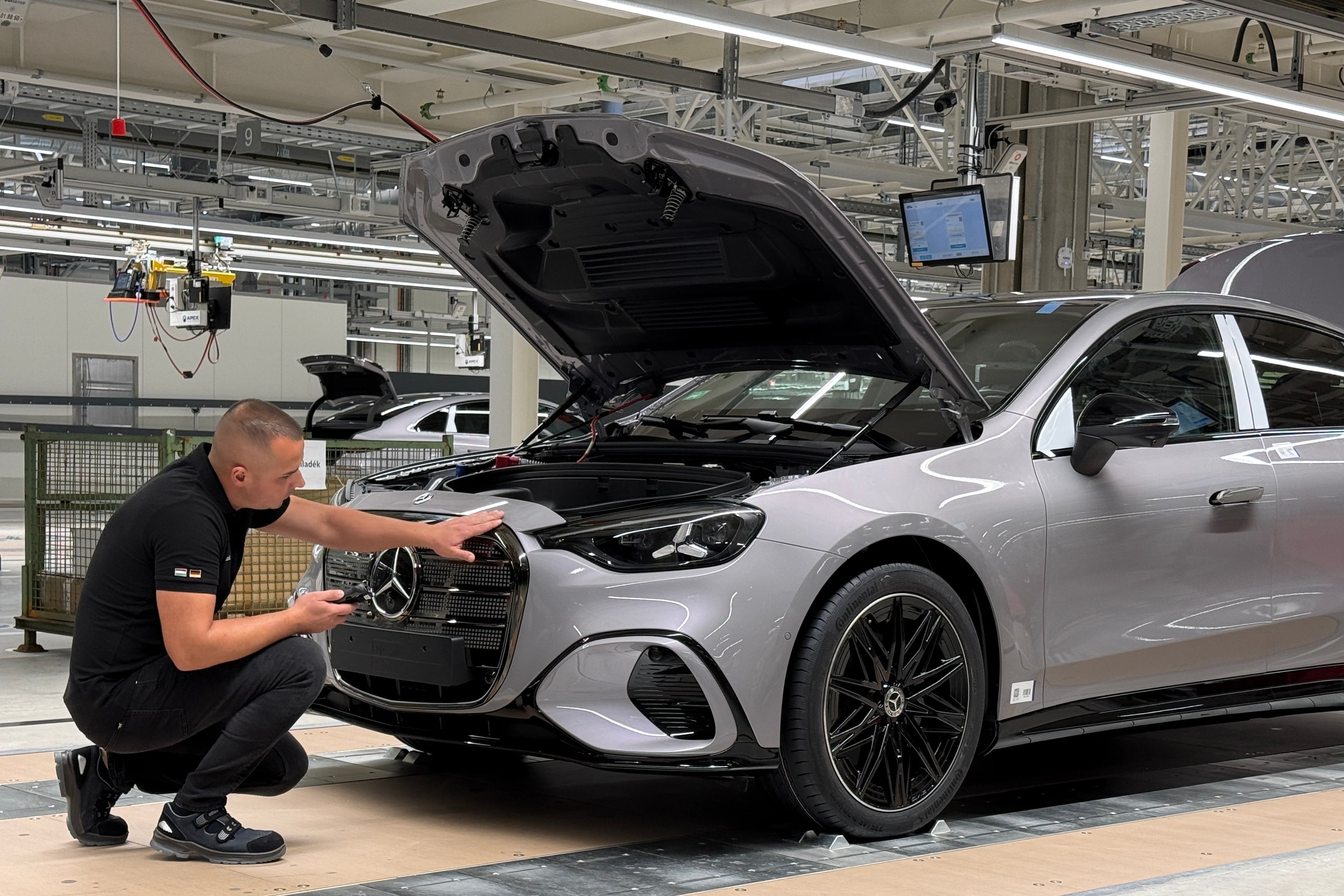 Mercedes-Benz frena la sangría en los resultados del automóvil alemán: ganó un 16% más en el segundo trimestre