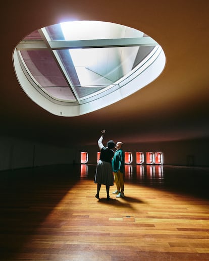 Elvira Dyangani y Manuel Segade, directores respectivamente del Macba y del Reina Sofía, retratados en dependencias del museo madrileño.