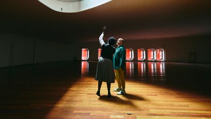 Elvira Dyangani y Manuel Segade, directores respectivamente del Macba y del Reina Sofía, retratados en dependencias del museo madrileño.