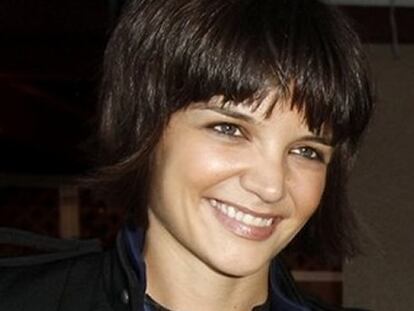 La actriz de 29 años Katie Holmes ha sido vista por Nueva York varios días llevando los vaqueros de Tom Cruise. Holmes va y viene por Nueva York, ya que está ensayando para su debut en Broadway, en una obra de Arthur Miller. Y su nuevo <i>look</i> ha llamado la atención. Como ella es mucho más alta que Tom Cruise, lo que hace es doblarles los bajos y llevarlos en un estilo pirata. Buena forma de lidiar los rumores que la rodean de un posible nuevo embarazo: mientras más ancha sea la ropa que lleve, menos se enterarán los curiosos.