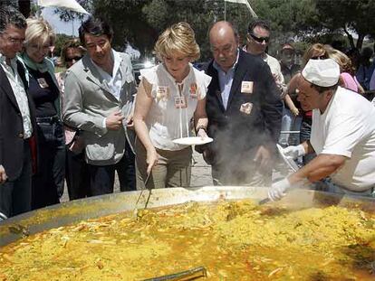 Esperanza Aguirre sirve paella en un acto de Las Rozas.