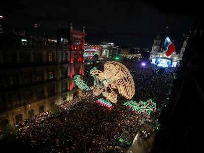 People gather at the city's Zocalo square to attend the ceremony of the "Cry of Independence" marking Mexico's Independence from Spain, in Mexico City, Mexico September 15, 2022. REUTERS/Henry Romero