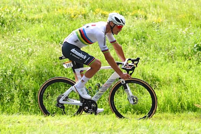 Mathieu van der Poel de Países Bajos compite durante el Tour de Francia 2024, etapa 11 desde Evaux-les-Bains hasta Le Lioran, el 10 de julio de 2024 en Le Lioran, Francia.