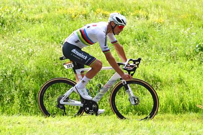 Mathieu van der Poel de Países Bajos compite durante el Tour de Francia 2024, etapa 11 desde Evaux-les-Bains hasta Le Lioran, el 10 de julio de 2024 en Le Lioran, Francia.