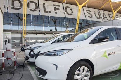 Puntos de recarga para vehículos eléctricos en el aeropuerto de Madrid-Barajas Adolfo Suárez. (Foto: Aena).