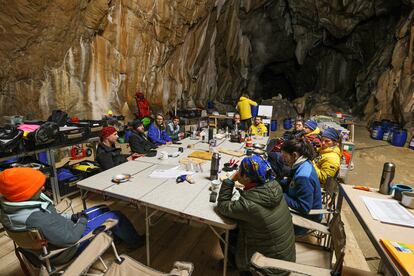Reunión en el "campo de vida" de la cueva de Lombrives (Francia) durante el encierro.
