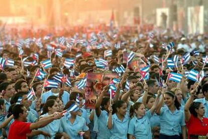 Miles de estudiantes ondean banderas cubanas ante la Sección de Intereses de EE UU ayer en La Habana.