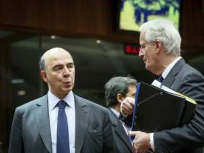 (i-d) El ministro de Finanzas francés, Pierre Moscovici, conversa con el comisario europeo de Mercado Interior y Servicios, Michel Barnier, al inicio de una reunión del Ecofin celebrada en Bruselas.
