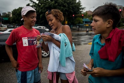 Paola, de 15 anos, conta o dinheiro arrecadado em um semáforo em Las Mercedes. De acordo com as últimas previsões do Fundo Monetário Internacional (FMI), a hiperinflação no país sul-americano atingirá 10.000.000% em 2019.