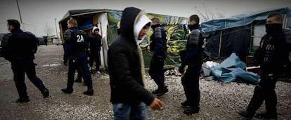 La policía francesa patrulla por el campo de refugiados de Calais.