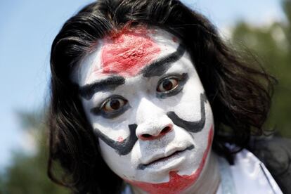 Un partidario de Japón llega para el partido de fútbol preliminar de la ronda mundial de la Copa Mundial de la FIFA 2018 H entre Colombia y Japón en Saransk, Rusia.