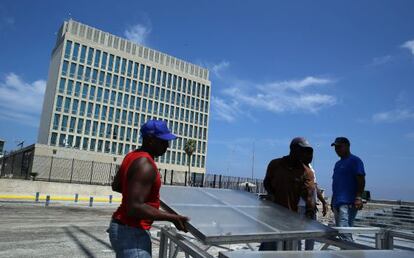 Preparatius a l'ambaixada dels EUA a Cuba per a la visita de Kerry.