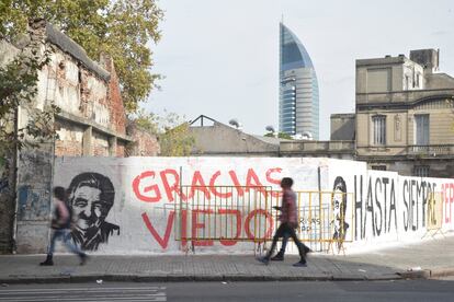 Incluso en las calles de Montevideo se le despide con pintas y banderas. 