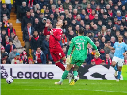 Ederson, portero del City, comete penalti sobre Darwin Núñez, delantero del Liverpool.