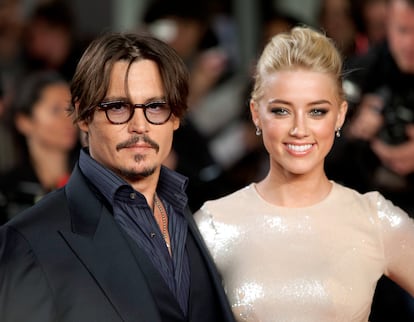 El actor de 'Sweeney Todd' no volvió a dar el "sí, quiero" oficialmente hasta 2015 a la actriz Amber Heard, su compañera de reparto en 'The Rum Diary' (2011), con quien empezó una relación después de la disolución de su relación con Vanessa Paradis. En unas declaraciones recogidas por la revista 'People', Amber Heard afirmó durante el mediático juicio en el que acusó a Depp de haberla maltratado que la pareja había empezado a salir en secreto antes de que se hiciera pública la ruptura de Depp y Paradis. Heard y Depp se casaron en 2015, primero en Los Ángeles y, días después, en la isla privada del actor en las Bahamas. Desde el inicio, su relación fue algo tormentosa, y la pareja solicitó el divorcio al año de la boda. En la demanda de divorcio, la actriz alegó "diferencias irreconciliables", y pidió en el documento legal una pensión al actor. 