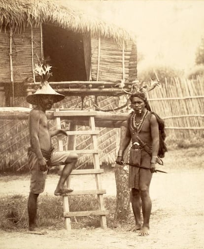 'Carolino y Tinguian', se titula esta fotografía de Laurent, que aunque falleció en 1886, su negocio continuó en manos de sus herederos.