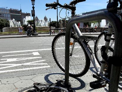 Una rueda atada, rastro del robo de una bicicleta en la plaza de Catalunya.