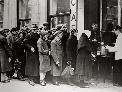 Ciudadanos vieneses, a las puertas de un comedor benéfico el día de Año Nuevo de 1920.