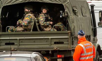 Soldados llegan al perímetro de seguridad de la estación de Metro de Maalbeek, en Bruselas.
