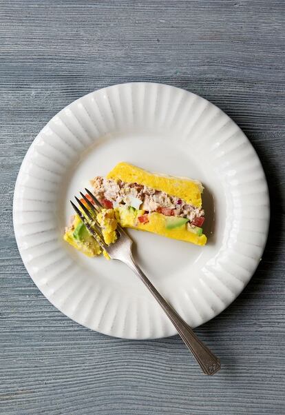Receta de Gastón Acurio <p><i>Ingredientes</i></p><p>Para 4 personas: 8 patatas amarillas peladas, 120 ml de pasta de ají amarillo, el zumo de 6 limones, 4 cucharadas de aceite vegetal, 600 g de atún en aceite escurrido, 1 cebolla roja pequeña en dados pequeños, 225 g de mayonesa, 1 aguacate en láminas, 2 tomates en rodajas, 4 huevos duros en rodajas, 2 cucharaditas de perejil picado, sal.</p><p><i> Preparación</i></p><p> 1. Ponga una olla con agua a hervir y cueza las patatas hasta que estén tiernas. Escúrralas y cháfelas hasta obtener un puré fino y sin grumos. Páselo a un bol y añada la pasta de ají amarillo, el zumo de limón y el aceite. Sálelo y remueva bien. Resérvelo. 2. En un bol aparte, ponga el atún, la cebolla y 175 g de mayonesa. Remueva bien. 3. Extienda la mitad del puré de patata en un molde rectangular de 15 × 10 cm, cubriendo la base. Por capas, añada el aguacate, el tomate, el huevo y el atún. Para terminar, coloque el puré de patata restante. Cúbralo con el resto de la mayonesa y el perejil. Sírvalo.</p><p> <i> Preparación: 15 minutos. </i></p><p>Cocción: 15-20 minutos. También puede sustituir el atún del relleno por pollo cocido o prepararlo solo de verduras y hortalizas.</p>