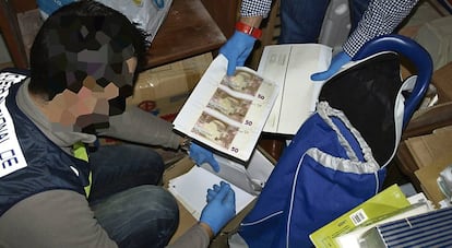 Un guardia civil en una operación contra la falsificación de billetes en España en 2014.