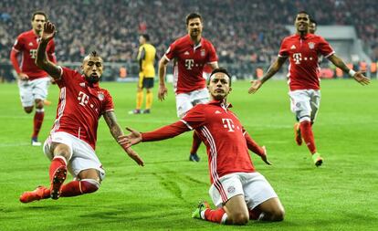 Thiago celebra arrodillado uno de sus dos goles al Arsenal.