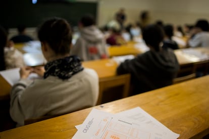 Alumnos en una de las aulas de la Facultad de Ciencias de la Información en la Universidad de Santiago de Compostela.