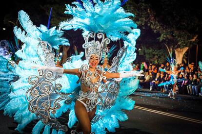 Fiesta de Interés Turístico Internacional junto con el de Cádiz y el de Águilas (Murcia), el Carnaval de Santa Cruz de Tenerife está considerado el más popular y conocido del mundo tras el de <a href="http://elviajero.elpais.com/elviajero/2016/01/22/album/1453471803_648353.html" target="">Río de Janeiro</a> (Brasil). Fiesta desde la Gran Gala de Elección de la Reina, el 22 de febrero, hasta el Gran Coso Apoteosis, el 28, y el Entierro de la Sardina al día siguiente, Miércoles de Ceniza (también antes y después). Desde 1987 es temático; aquel año, 250.000 personas se congregaron para ver a la cantante Celia Cruz, lo que figura en el Libro Guinnes como la mayor concentración en una plaza al aire libre para asistir a un concierto. En 2017 el carnaval gira en torno al Caribe.