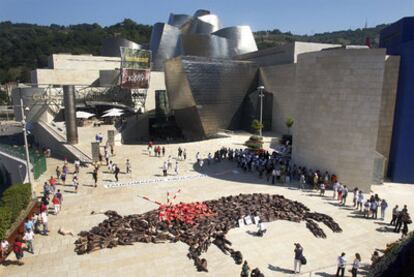 El mismo día en que un grupo de personas contrarias a las corridas se manifestaba ante el museo Guggenheim de la capital de Vizcaina, en muchas localidades de España continuaban las celebraciones con encierros típicos en época de verano. En la imagen, activistas antitaurinos protestan en Bilbao formando un toro con cuerpos humanos.