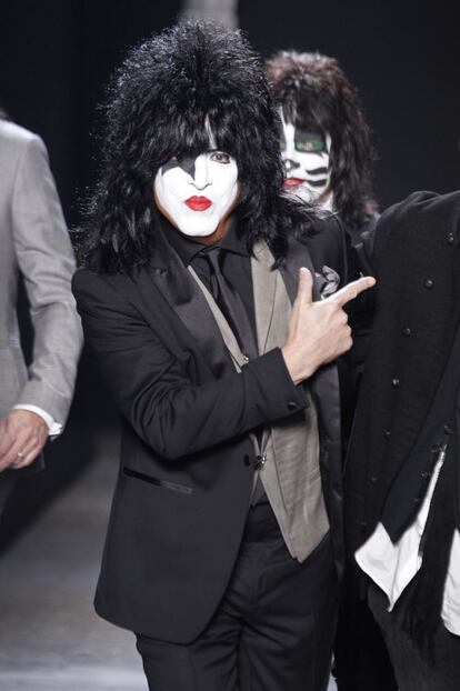 El cantante de Kiss, Paul Stanley, saludando al final del desfile de John Varvatos. Su caracter&iacute;stico maquillaje fue replicado en el rostro de algunos de los modelos.