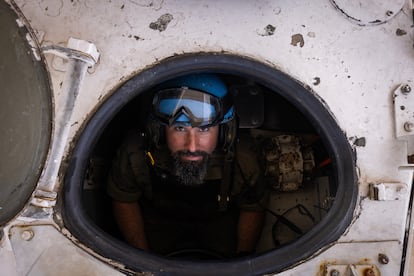 Retrato de un soldado español dentro de un vehículo BMR versión ambulancia dentro de la posición 4-28. Diego Ibarra Sánchez para el PAÍS

