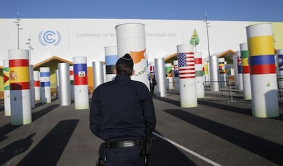 Un policía patrulla en las instalaciones que acogerán la cumbre del clima.