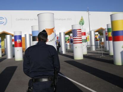 Un policía patrulla en las instalaciones que acogerán la cumbre del clima.