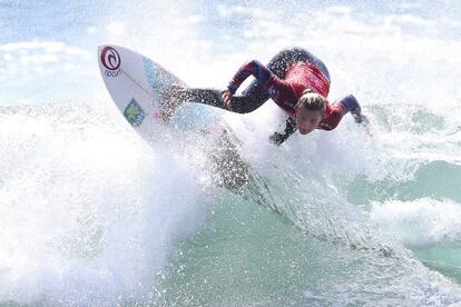 La surfista de Costa Rica Leilani McGonagle participa en la 34ª jornada del campeonato mundial clasificatorio de la World Surf League, en Punta de Lobos, Pichilemu (Chile).

