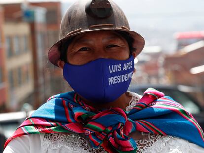 Una mujer porta un casco minero durante una marcha en apoyo de Luis Arce, aspirante del Movimiento al Socialismo, el pasado 19 de septiembre.