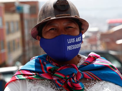 Una mujer apoya al candidato Luis Arce en un mitin este sábado en La Paz, Bolivia.