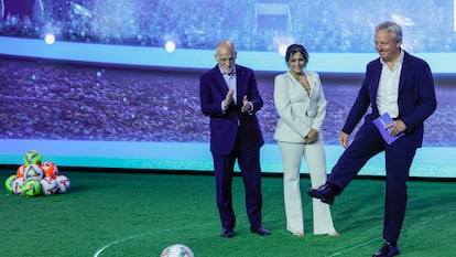 Desde la izquierda, el presidente de LaLiga, Javier Tebas; la presidenta de la Liga F, Beatriz Álvarez, y el CEO de Moeve, Maarten Wetselaar, este martes en el Pabellón Satélite de la Casa de Campo, en Madrid.
