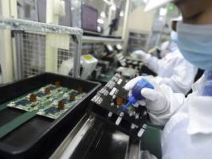 Unas mujeres trabajan en una línea de producción en una fábrica chino-japonesa de componentes electrónicos para automóviles en Wuhan, en la provincia de Hubei, en el centro de China. EFE/ARCHIVO