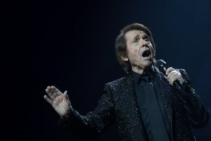 Raphael , en un momento de su concierto en el Wizink Center.