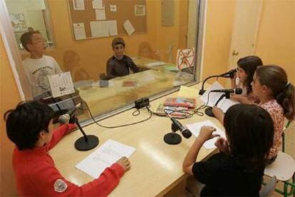 Alumnos de la escuela pública Amara Berri de San Sebastián, en un taller de radio.